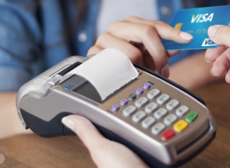 Du khách sử dụng thẻ Visa thanh toán không tiền mặt tại cửa hàng ở Úc theo kinh nghiệm đi Úc mới nhất
